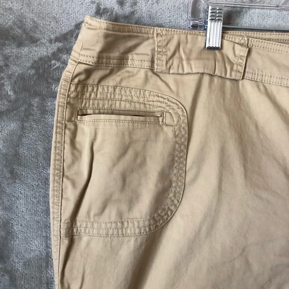 Avenue Beige Stretch Capri Pants Size 26 Plus Workwear
